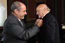 3. El Presidente profesor Raúl Perdomo hace entrega al escritor Manuel Vicent de la insignia de la Universidad Nacional de La Plata.