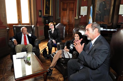 7.	El escritor Manuel Vicent; representante de la Oficina Cultural de la Embajada de España, Mercedes Álvarez; Presidenta del III Congreso, Dra. Raquel Macciuci; Presidente de la UNLP, Prof. Raúl Perdomo.