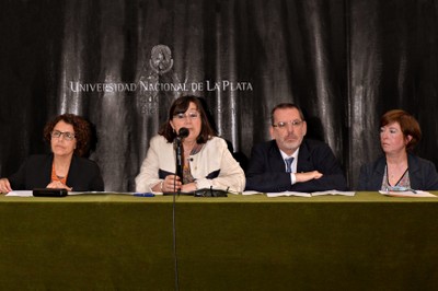 1.	Presidenta del III Congreso, Dra. Raquel Macciuci; Vicepresidenta de la UNLP, Prof. Ana Barletta; Decano de la FaHCE, Dr. Aníbal Viguera; Directora del Centro de Teoría y Crítica Literaria, Dra. Miriam Chiani.